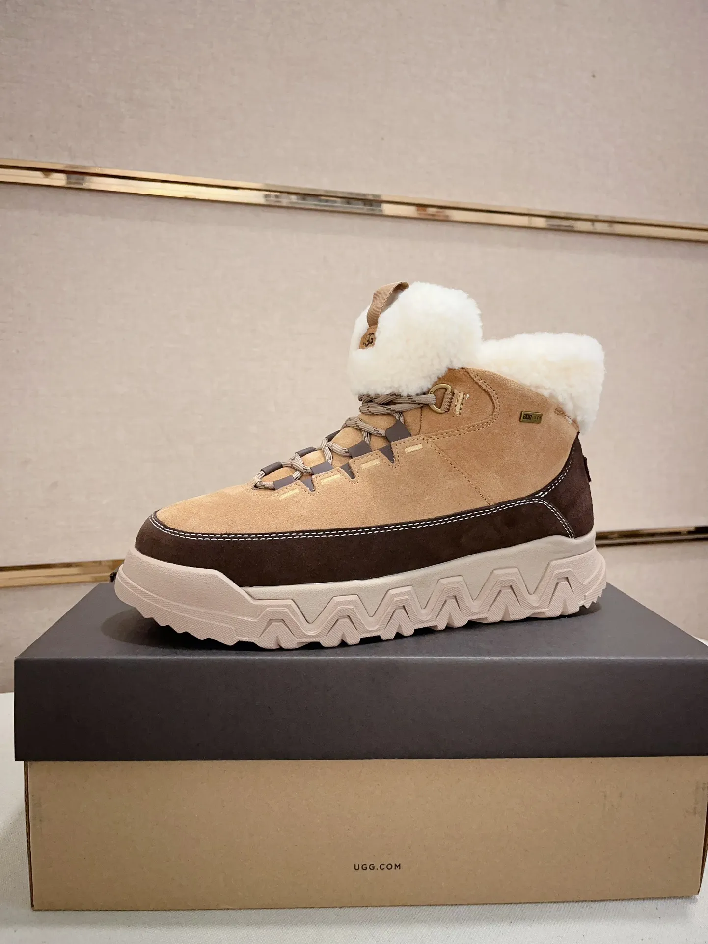 Men's shoes 💰: 660💰couples style💏(high-end goods) UGG❄️❄️latest model 1:1⃣️quality, fabric: high-end quality first-layer cowhide imported from Europe. Lining: wool lining, sole: pure imported rubber foam outsole. ❤️High-end goods, fine workmanship, trendy and fashionable. The fit is very classy. If you know the goods, you will definitely not be able to refuse😍😍Couple size: 35-44.